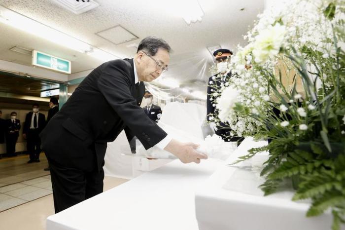 Tetsuo Saito, Verkehrsminister von Japan, legt Blumen an einer Gedenkstätte nieder. Foto: kyodo/dpa