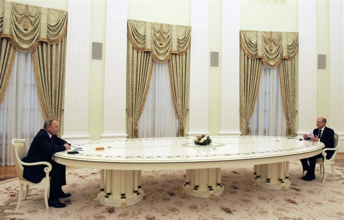 Der russische Präsident Wladimir Putin (L) und der deutsche Bundeskanzler Olaf Scholz (R) treffen sich im Kreml in Moskau. Foto: epa/Kremlin Pool / Sputnik / Pool