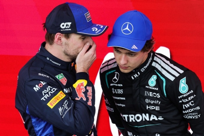Red-Bull-Pilot Max Verstappen spricht nach dem Großen Preis von Kanada mit Mercedes-Rennsieger Kimi Antonelli. Foto: EPA/Cristobal Herrera-ulashkevich