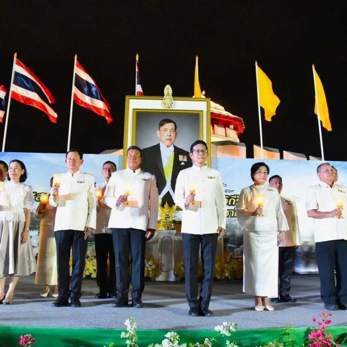 Vertreter aus Politik, Verwaltung und Gesellschaft nehmen an der feierlichen Kerzenzeremonie zu Ehren des Königs im Mahakan-Fort-Park in Bangkok teil. Bild: Bangkok Metropolitan Administration (BMA)