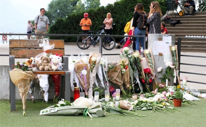 Tribute am Tatort eines Messerangriffs im Park Paquier d'Annecy in Annecy. Foto: epa/Gregory Ros