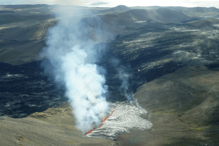 Eine Luftaufnahme zeigt die Aktivität des Vulkans Fagradalsfjall. Foto: Ernir Snaer