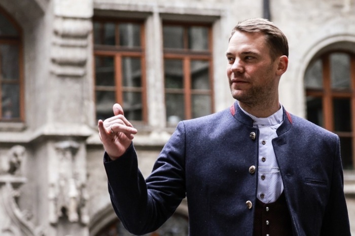 Manuel Neuer kommt zur Meisterfeier des FC Bayern München auf dem Marienplatz in München an. Foto: epa/Anna Szilagyi