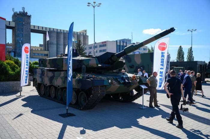 Der Panzer Leopard 2PL wird auf der 30. Internationalen Ausstellung der Verteidigungsindustrie in Kielce präsentiert. Foto: epa/Pawel Topolski