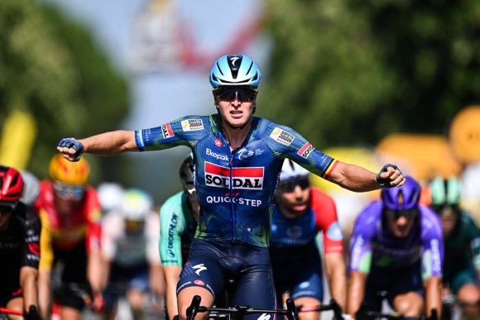 Tim Merlier bejubelt seinen Etappensieg bei der 8. Tour-de-France-Etappe in Périgueux. Foto: dpa/Jasper Jacobs