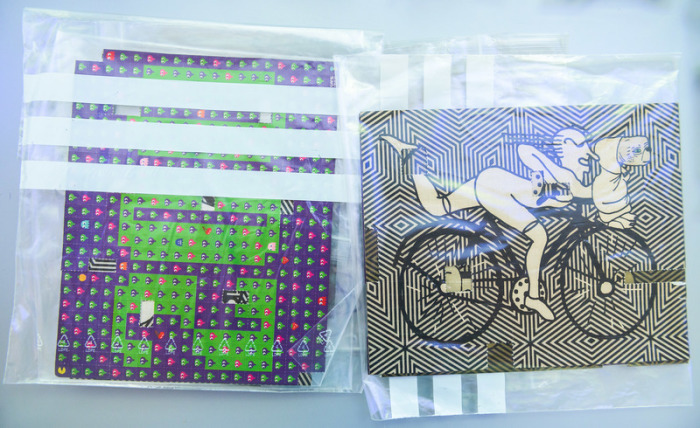 Sichergestellte mit LSD beträufelte Pappe liegen während einer Pressekonferenz im Bundeskriminalamt auf einem Tisch. Foto: Silas Stein/dpa