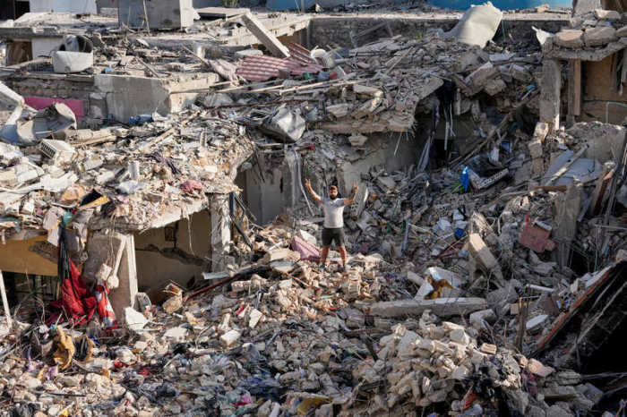 Rettungskräfte bei der Begutachtung von Schäden nach angeblichen israelischen Luftangriffen. Foto: EPA-EFE/Sana Handout