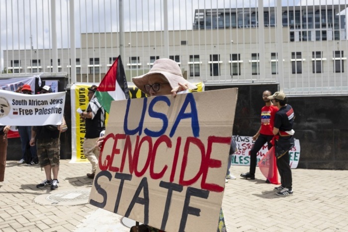 Demonstranten versammeln sich vor der US-Botschaft in Johannesburg. Foto: epa/Kim Ludbrook