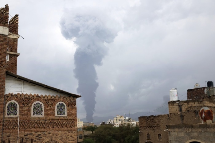 Rauch steigt nach israelischen Luftangriffen in Sanaa auf, getroffen wurden laut Berichten eine Tankstelle und ein Kraftwerk. Foto: epa/Yahya Arhab