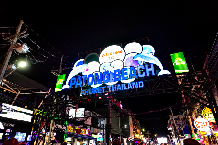 Eingang zu Phukets Nachtleben-Kiez Bangla Road in Patong. Foto: iamdoctoregg/Adobe Stock