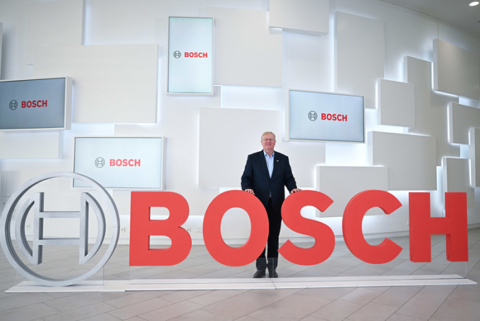 Stefan Hartung steht bei der Bilanzpressekonferenz vor einem Bosch-Logo. Foto: dpa/Bernd Weißbrod
