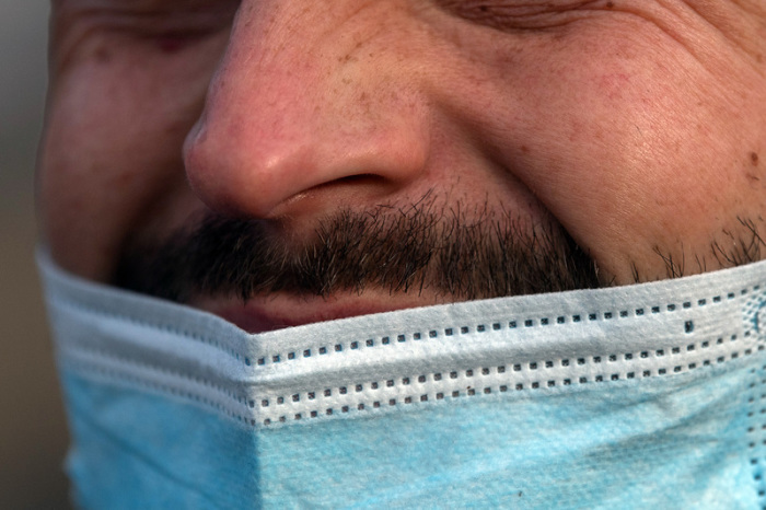 Ein Mann trägt eine OP-Maske unter seiner Nase. Coronaviren verbreiten sich bekanntermaßen vor allem durch die Luft und gelangen in der Regel zunächst in Nase, Rachen und Lunge. Foto: Sebastian Gollnow/dpa