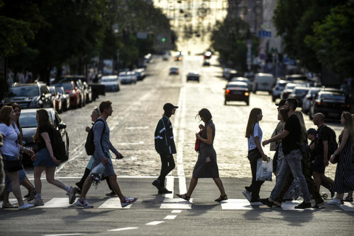 Leute überqueren eine Straße in der Innenstadt von Kiew. Foto: epa/Oleg Petrasyuk