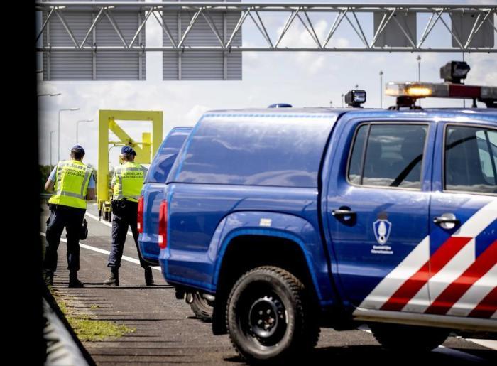 Die Königliche Niederländische Militärpolizei ist einsatzbereit, wenn Landwirte mit Traktoren die Autobahnen rund um den Flughafen Schiphol blockieren. Foto: epa/Koen Van Weel