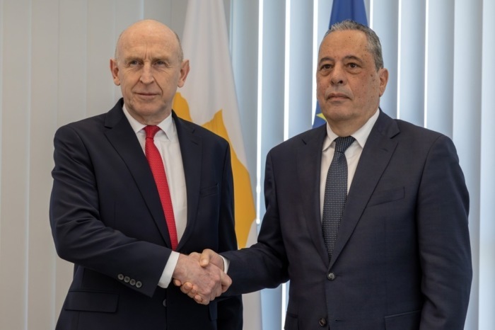 Der britische Verteidigungsminister John Healey (links) wird vom zyprischen Verteidigungsminister Vasilis Palmas (rechts) im Verteidigungsministerium der Republik Zypern in Nikosia begrüßt. Foto: epa/Po Rory Arnold