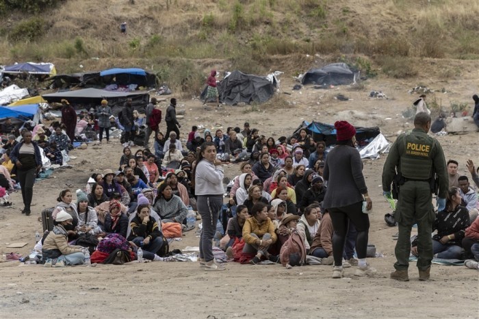 Migranten, die die USA überqueren, nehmen zu, da Titel 42 ausläuft. Foto: epa/Etienne Laurent