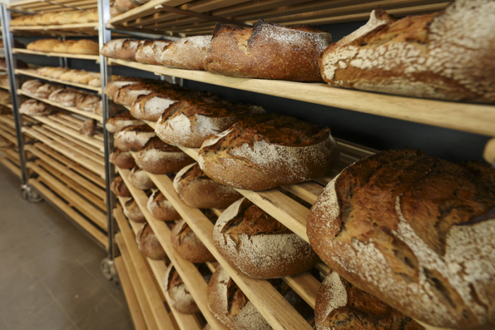 Frische Brote stehen in einer Kieler Bäckerei vor dem Start eines „Sauerteighotels“ für die Urlaubsbetreuung von Sauerteig. Foto: dpa/Frank Molter