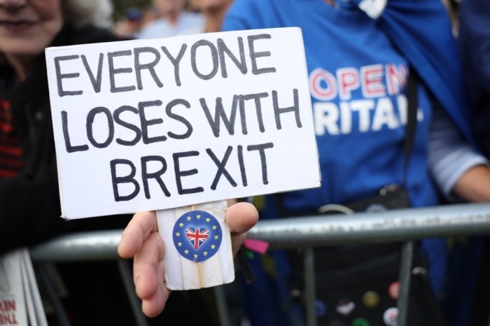 Eine Person hält ein Brexit-Schild auf dem Parliament Square während des 