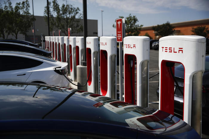 Tesla Elektrofahrzeuge laden an einer Supercharger-Station in Hawthorne. Foto: epa/Caroline Brehman