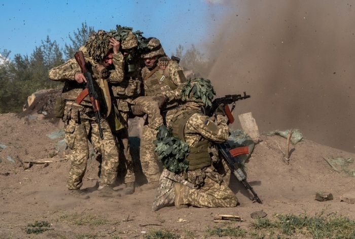 Ukrainische Soldaten der 33. mechanisierten Brigade evakuieren ihren Kameraden während einer Übung in der Region Charkiw. Foto: Andrii Marienko/Ap/dpa