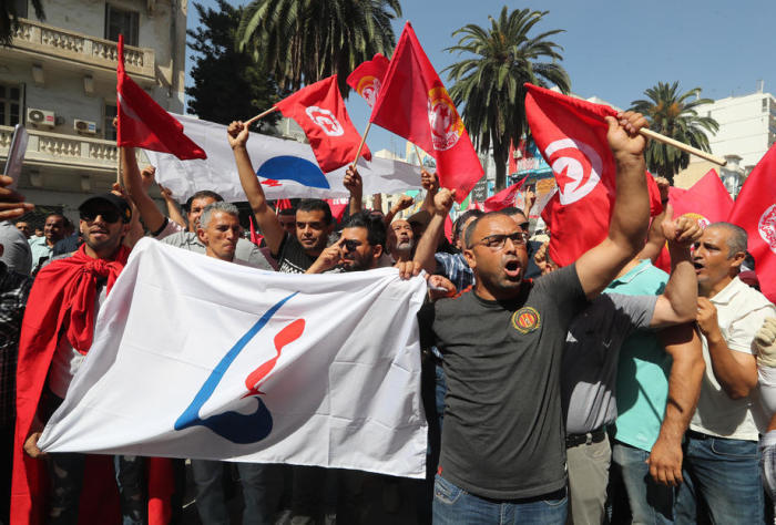 Tunesische Gewerkschafter nehmen an einer Kundgebung während eines Streiks teil, der von der Allgemeinen Tunesischen Arbeitergewerkschaft (UGTT) in Tunis angekündigt wurde. Foto: epa/Mohamed Messara