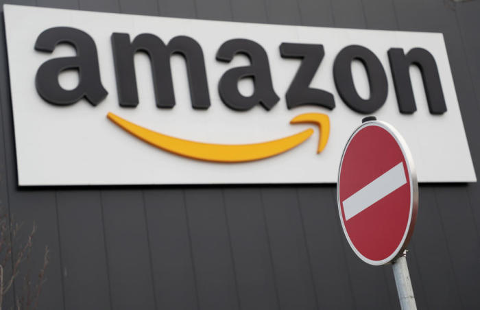 Das Logo von Amazon steht vor dem Logistik- und Distributionszentrum des Unternehmens in Werne. Foto: epa/Friedemann Vogel