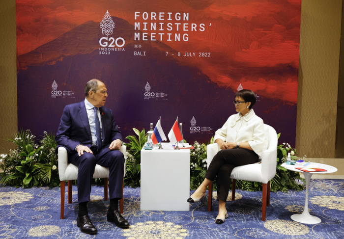 Sergej Lawrow (l), Außenminister von Russland, und Retno Marsudi, Außenministerin von Indonesien, treffen sich beim G20-Außenministertreffens auf Bali. Foto: Willy Kurniawan