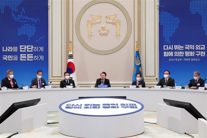 Präsident Yoon Suk Yeol (C) bei der Vorstellung der Geschäftsberichte des Außen- und des Verteidigungsministeriums für 2023 im Cheong Wa Dae in Seoul. Foto: epa/South Korea Presidential Office/yonhap / Handout