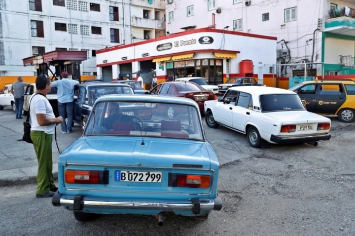 Autos stehen in Havanna Schlange an einer Tankstelle, während Treibstoffmangel und Versorgungsengpässe die Krise verschärfen. Foto: EPA/Yander Zamora