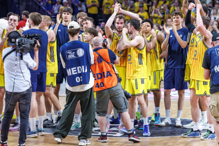Die Mannschaft von Alba Berlin freut sich über den Sieg und bedankt sich bei den Fans. Foto: Andreas Gora/dpa