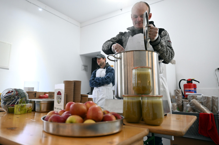 Künstler Dennis Meseg rührt die Suppe in einem großen Topf um. Foto: Federico Gambarini/dpa