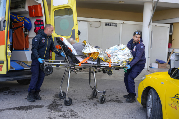 Sanitäter verlegen einen Überlebenden eines Schiffsunglücks in ein Krankenhaus auf der nordöstlichen Ägäisinsel Lesbos. Foto: Panagiotis Balaskas/Ap/dpa