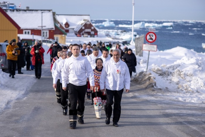 Ministerpräsident Jens-Frederik Nielsen von der Demokraatit-Partei (vorne L) geht in der Prozession vom Hans-Egede-Haus zur Kathedrale von Nuuk. Foto: epa/Emil Stach Denmark Out