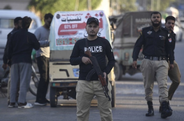 Pakistanische Sicherheitsbeamte stehen während einer Sicherheitswarnung in Karatschi Wache. Foto: epa/Shahzaib Akber