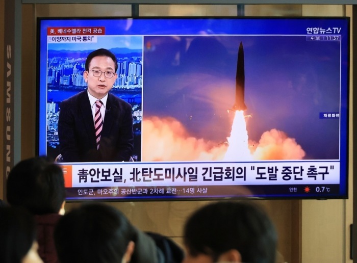 Menschen verfolgen im Wartesaal des Bahnhofs Seoul Station Berichte über den ersten nordkoreanischen Raketenstart des Jahres. Foto: epa/Yonhap