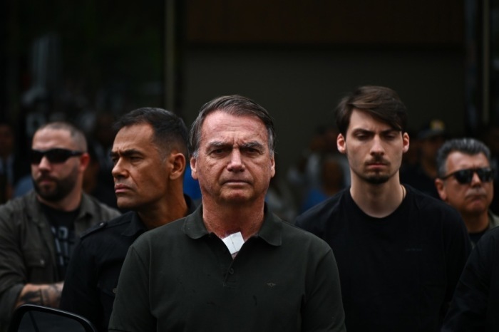 Nach Operation verlässt Ex-Präsident Bolsonaro Krankenhaus in Brasília, und kehrt unter Auflagen in den Hausarrest zurück. Foto: epa/Andre Borges
