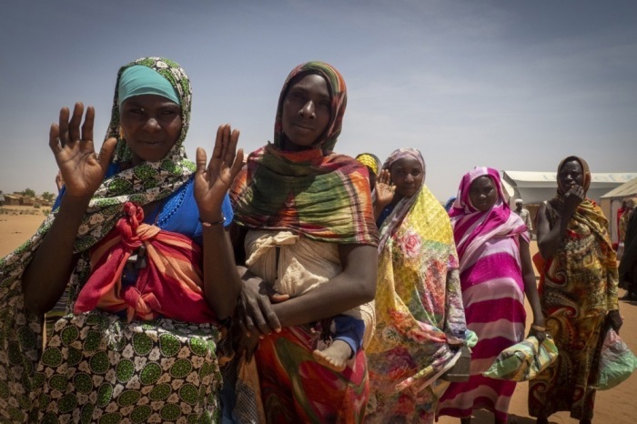 Flüchtlinge aus West-Darfur warten auf ein Paket mit Lebensmitteln für vier Tage. Foto: epa/Stringer