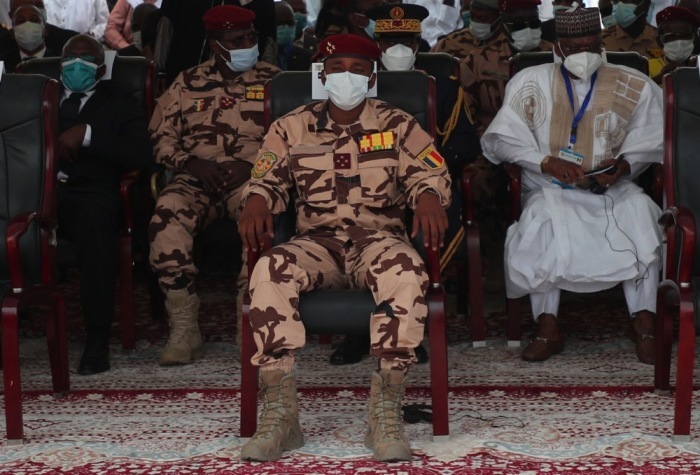 General Mahamat Idriss Deby (C) sitzt in der ersten Reihe, als er dem Staatsbegräbnis für den verstorbenen tschadischen Präsidenten Idriss Deby in N'Djamena beiwohnt. Foto: Epa/Christophe Petit Tesson / Pool