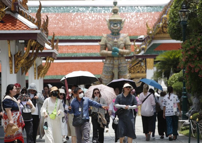 Chinesische Touristen im Großen Palast in Bangkok. Foto: epa/Rungroj Yongrit