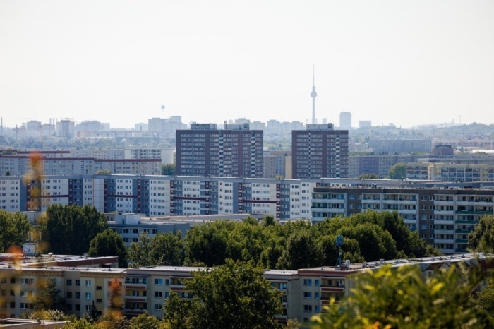 Berliner Wohnhochhäuser vor dem Fernsehturm – die Mieten für Neuzuziehende steigen hier laut Statistik besonders stark. Foto: epa/Clemens Bilan