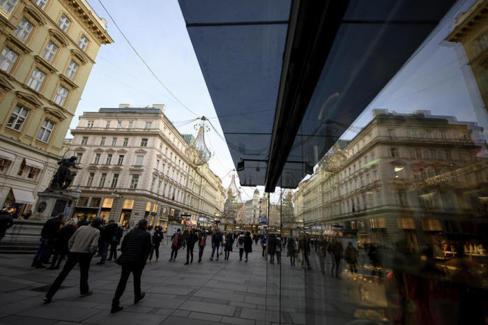 Spaziergänger in einer Einkaufsstraße in Wien. Foto: epa/Christian Bruna