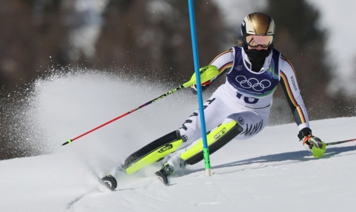 Emma Aicher fährt im ersten Durchgang des Slaloms bei den Winterspielen Milano Cortina 2026 in Cortina d'Ampezzo. Foto: ANDREA SOLERO/epa