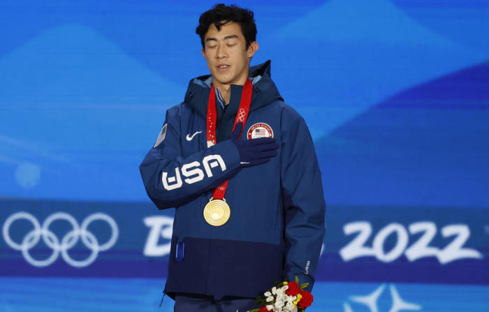 Der US-amerikanische Goldmedaillengewinner Nathan Chen während der Medaillenzeremonie des Eiskunstlaufwettbewerbs der Herren in Peking. Foto: epa/Roman Pilipey
