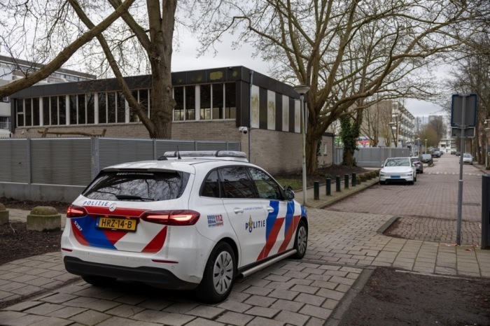Polizisten sichern den Tatort nach einer Explosion an einer jüdischen Schule im Amsterdamer Stadtteil Buitenveldert. Behörden sprechen von Angriff. Foto: EPA/Michel Van Bergen