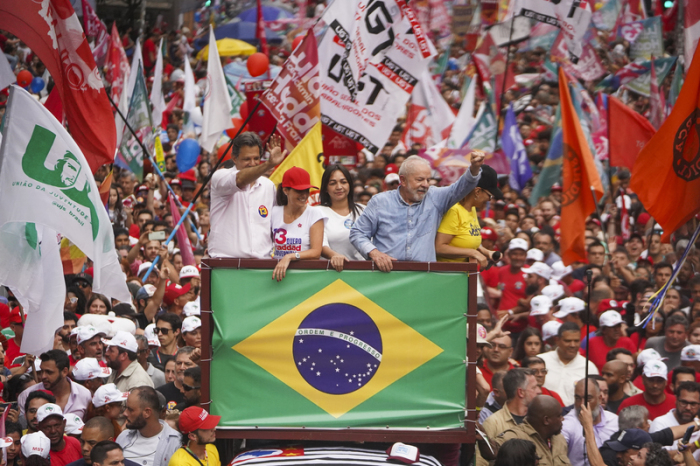 Der brasilianische Ex-Präsident (2003-2010) und Kandidat der Arbeiterpartei (PT), Luiz Inacio Lula da Silva, und der PT-Kandidat für das Amt des Gouverneurs von São Paulo, Fernando Haddad, winken den Anhängern zu auf... Foto: Lincon Zarbietti/dpa