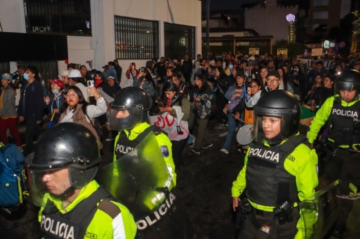 Polizisten patrouillieren während eines Protests in Quito gegen Präsident Daniel Noboa und höhere Dieselpreise. Foto: epa/Stringer