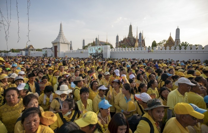 Tausende Menschen verfolgen die Feierlichkeiten zum Krönungstag vor dem Großen Palast in Bangkok. Foto: epa/Pongmanat Tasiri