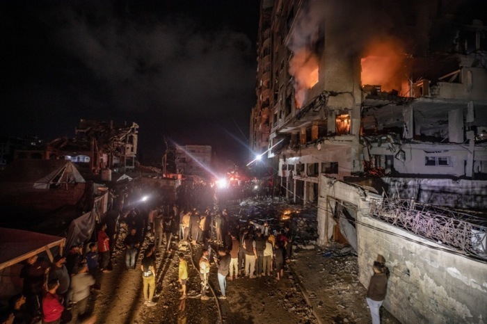 Palästinenser inspizieren ein zerstörtes Gebäude nach einem israelischen Luftangriff im Viertel Al Rimal in Gaza-Stadt. Foto: epa/Mohammed Saber