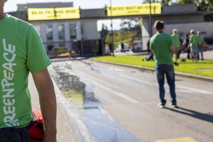 Greenpeace-Aktivisten protestieren in Genf am Rande der UN-Verhandlungen zum globalen Plastikabkommen. Foto: epa/Salvatore Di Nolfi