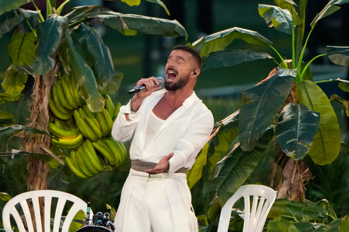 Ricky Martin tritt während der Halbzeitshow des Super Bowl LX auf. Ende August gibt er sein erstes Deutschland-Konzert seit zwölf Jahren. Foto: AP/dpa/charlie Riedel